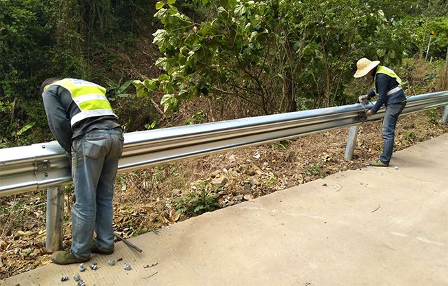 河池高速公路护栏的定期维护与保养